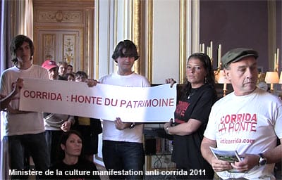 3 personnes tiennent une banderole