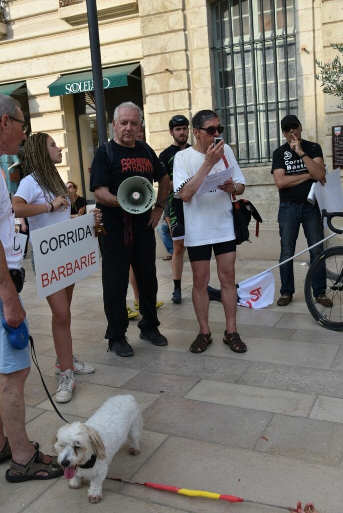 é hommes et un chien