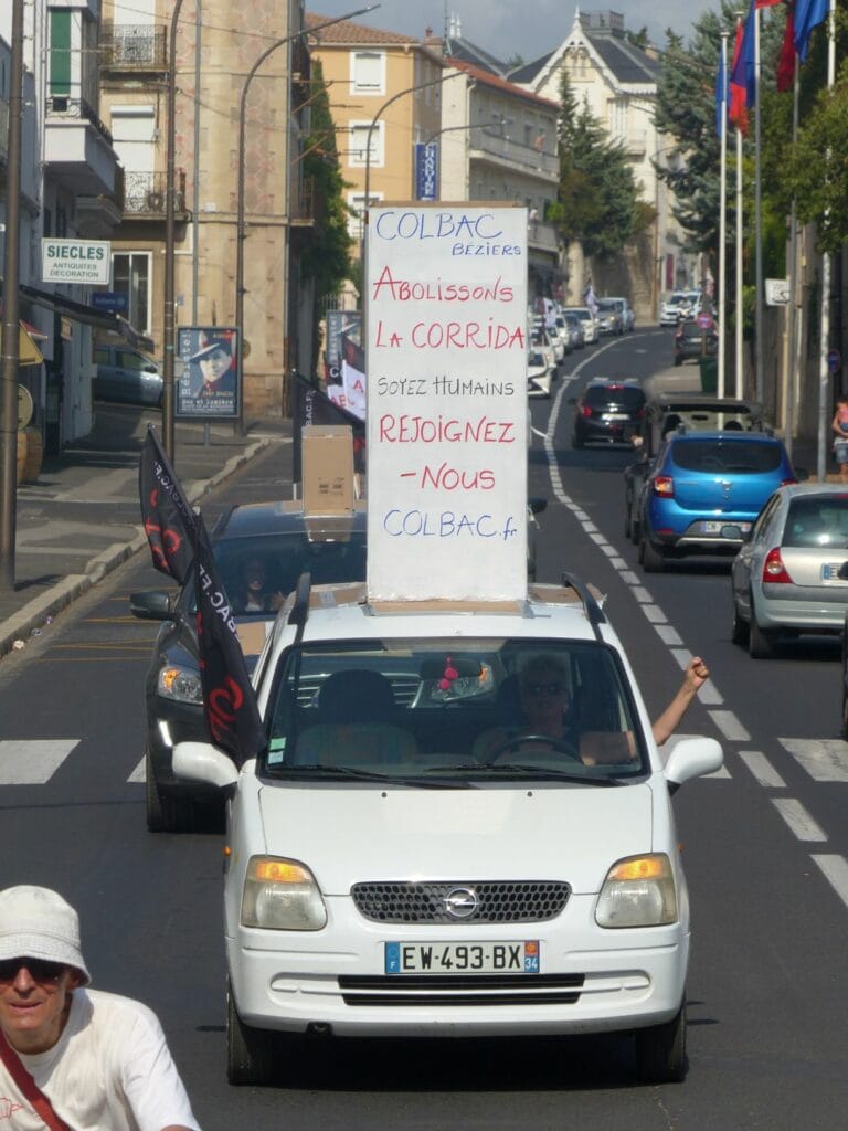 une voiture qui defile