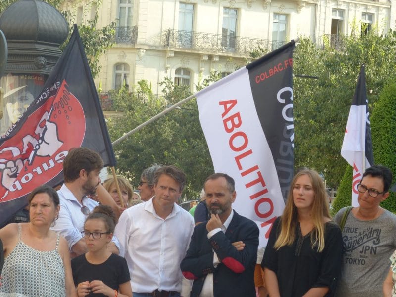 des personnes sous un drapeau