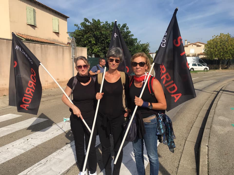 " femmes et un drapeau