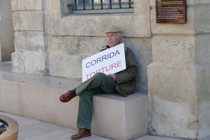 un homme et une pancarte