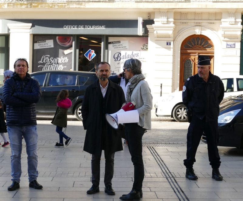 des personnes sur une place