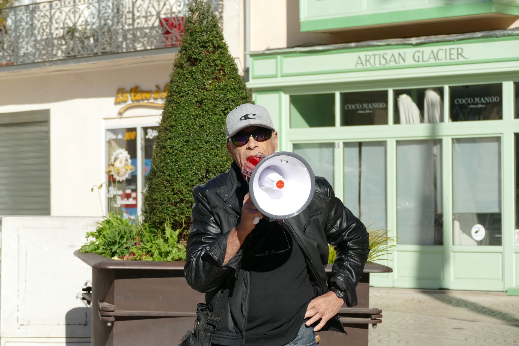 un homme au mégaphone