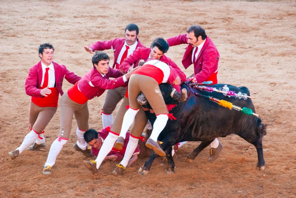 six hommes deguisés sur un taureau