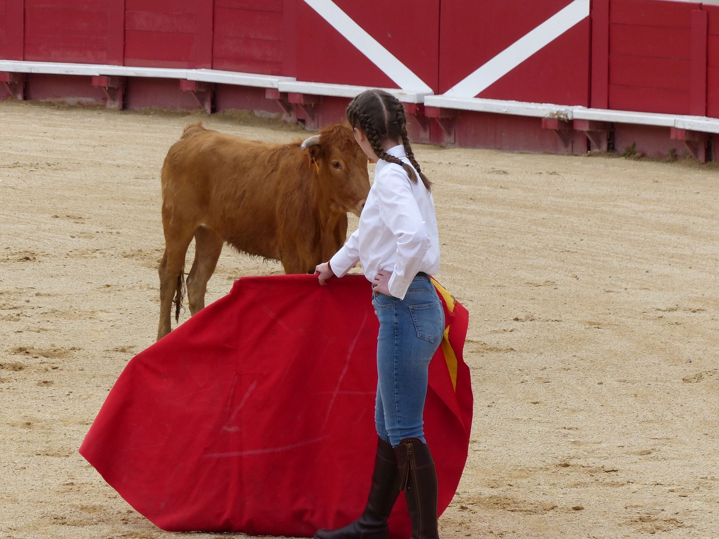 une fille avec une cape