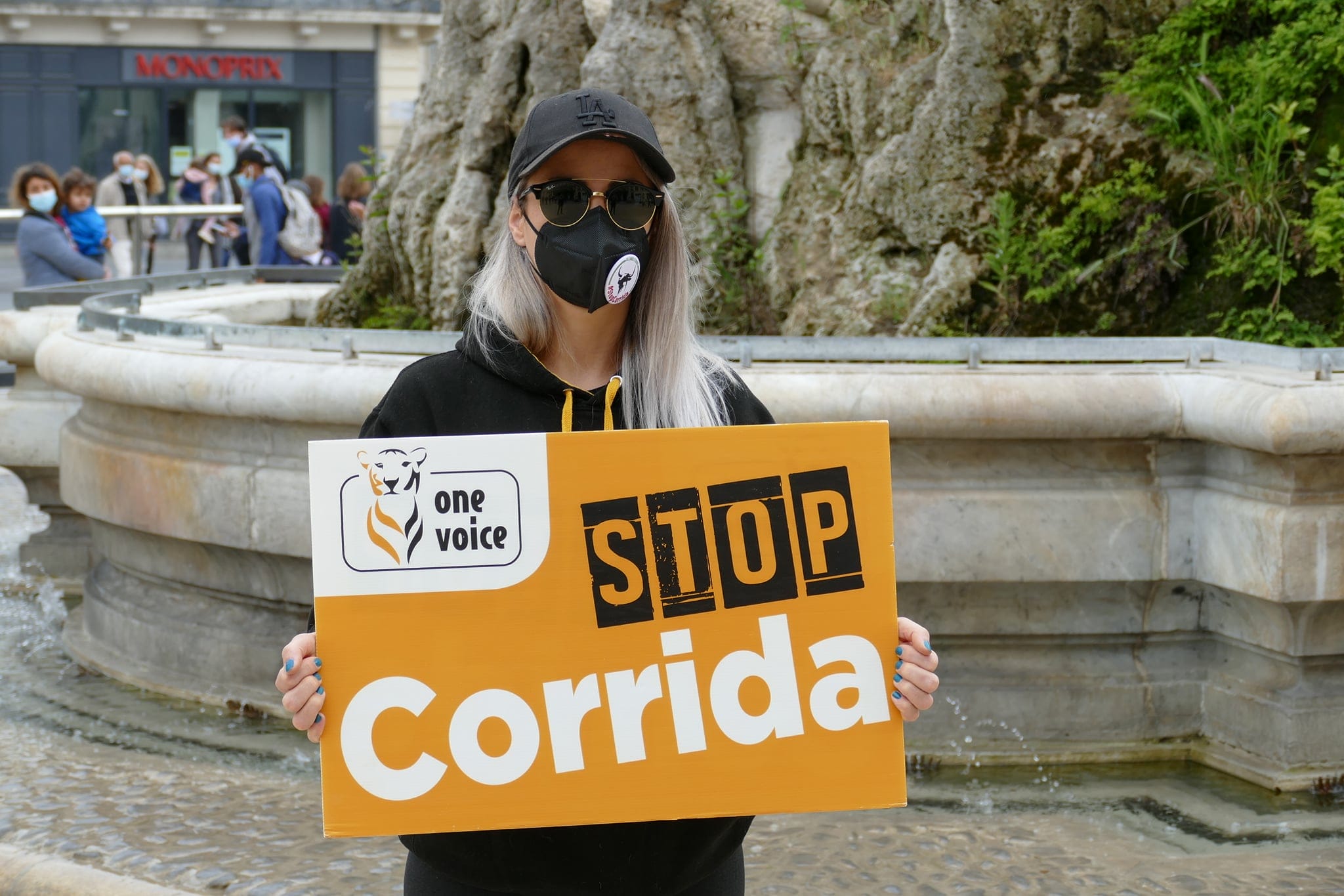 une femme tient une pancarte