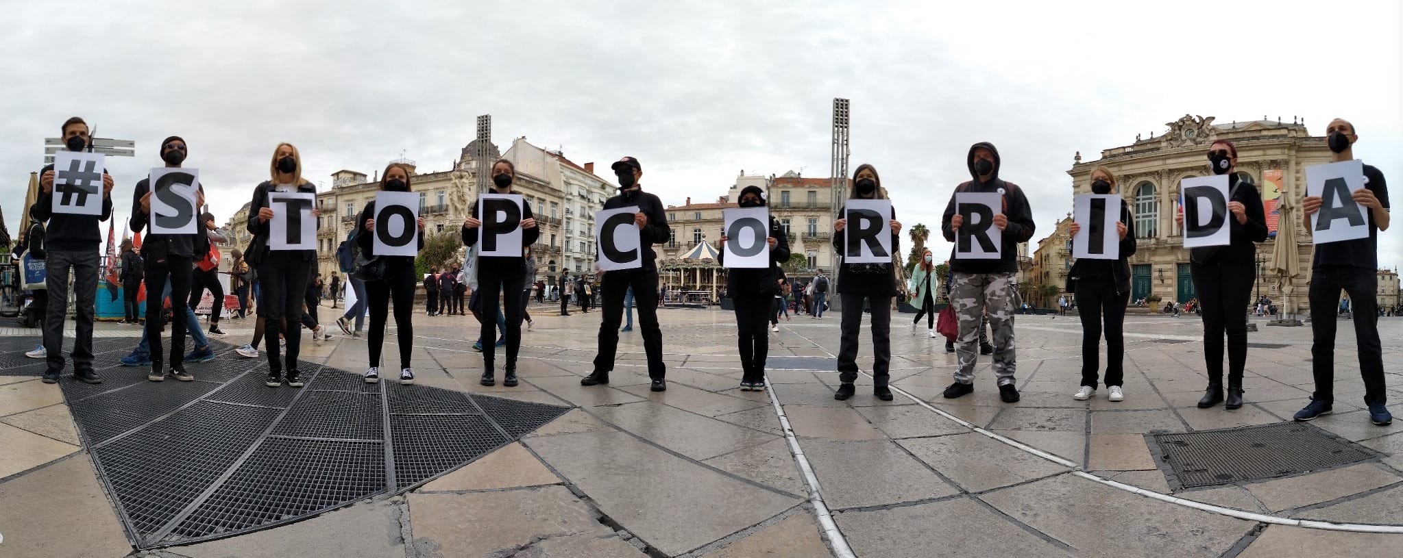 des personnes alignées