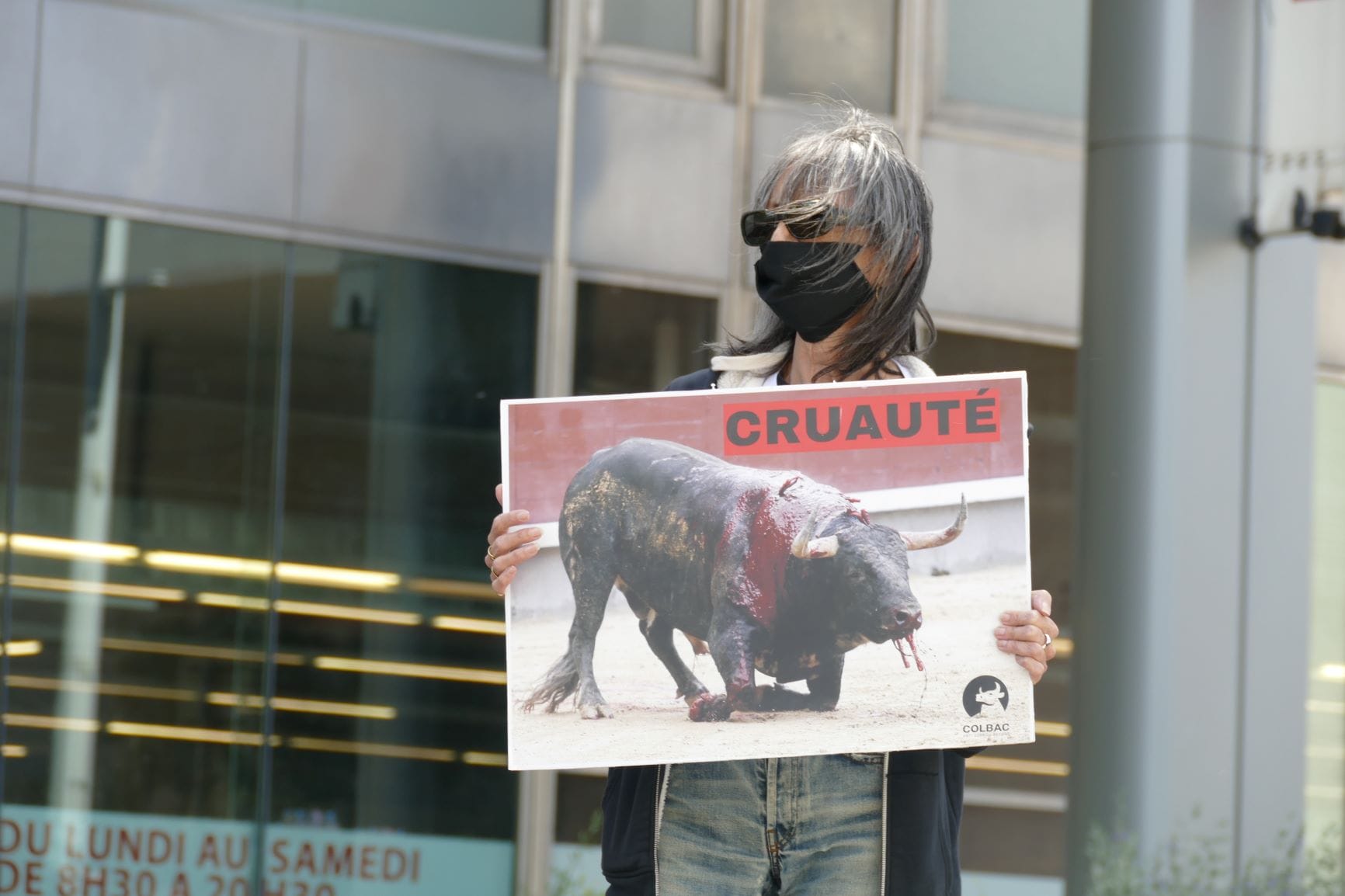 une femme avec une pancarte