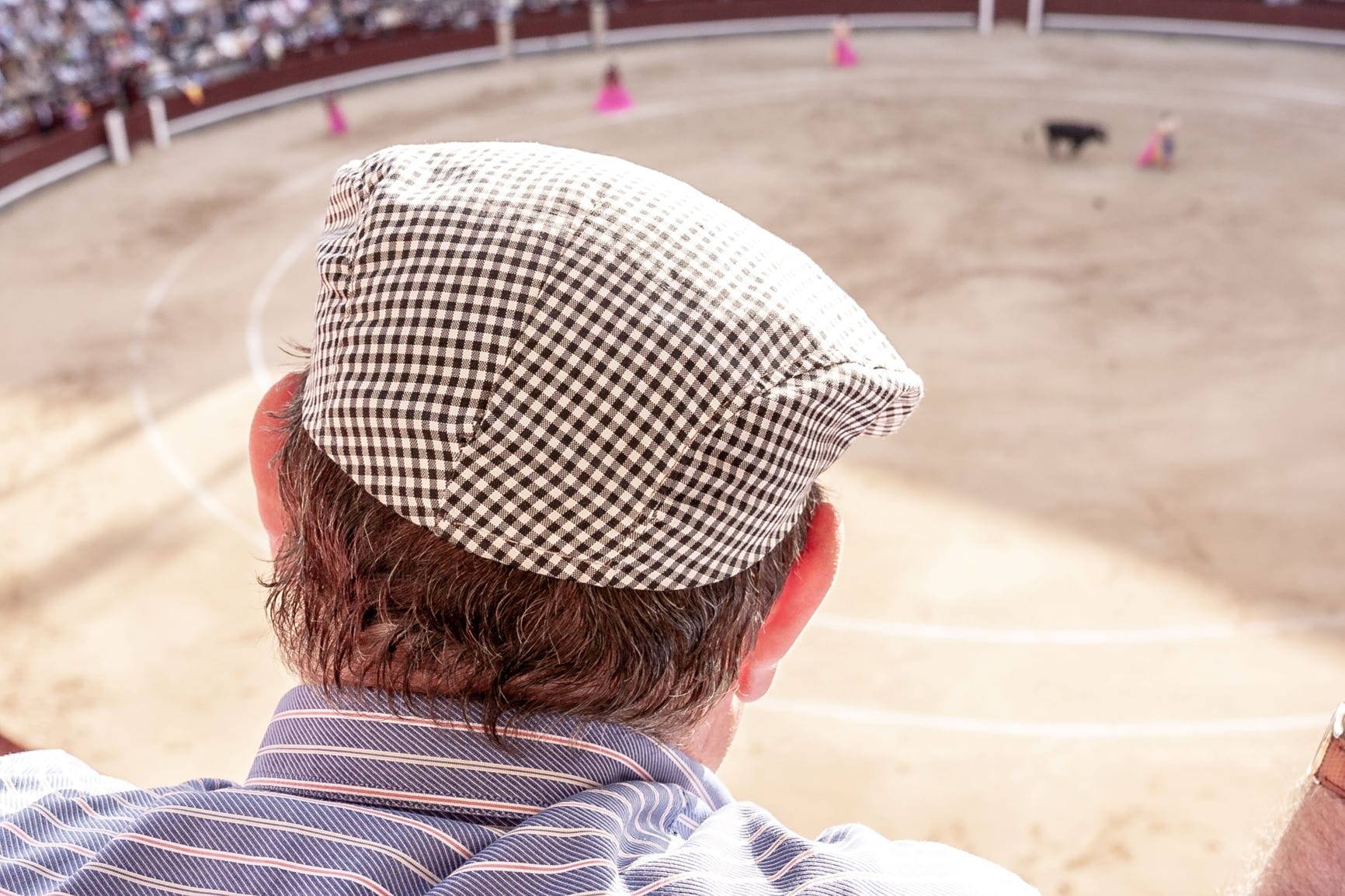 un homme de dos dans des gradins