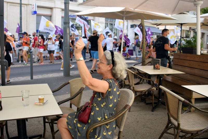 une femme lève les bras